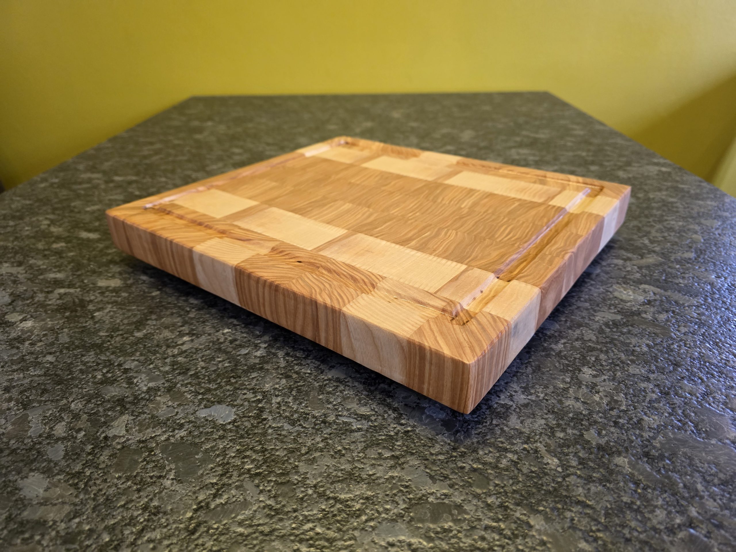 Planche à découper artisanale en bois massif sur pieds métalliques