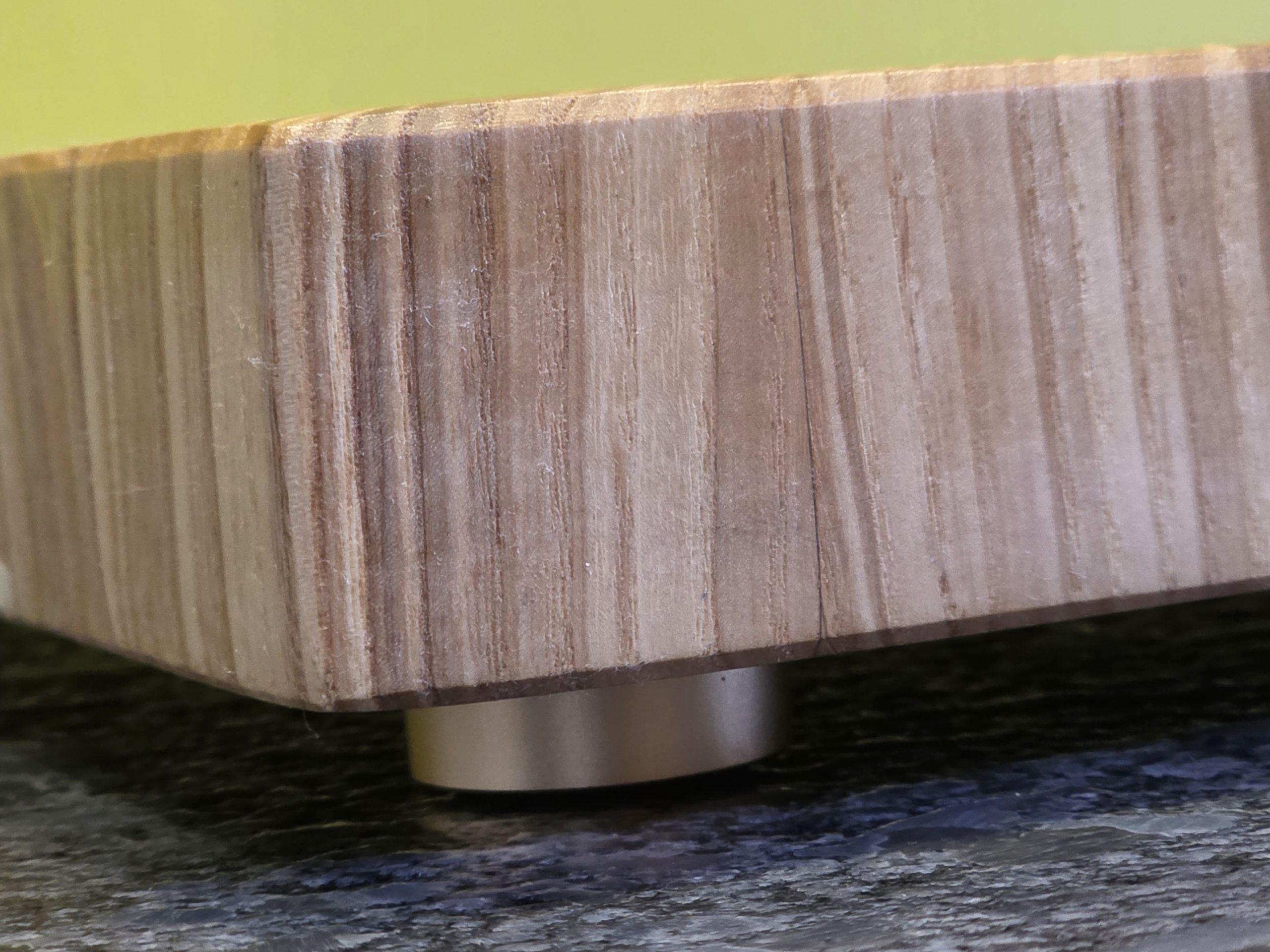 Détail de l’épaisseur et d’un pied métallique de la planche à découper