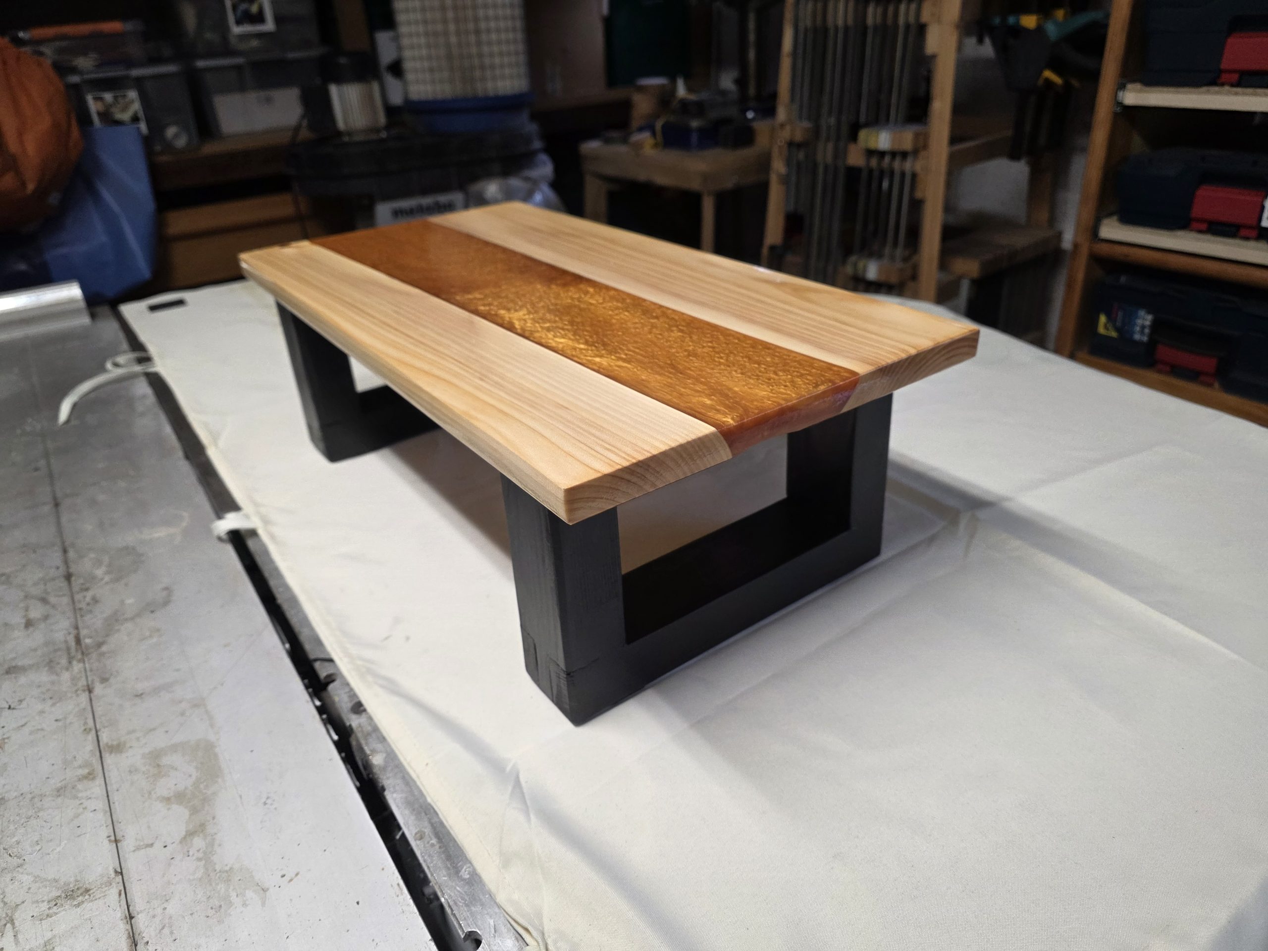 Présentoir de buffet surélevé en bois vu de face