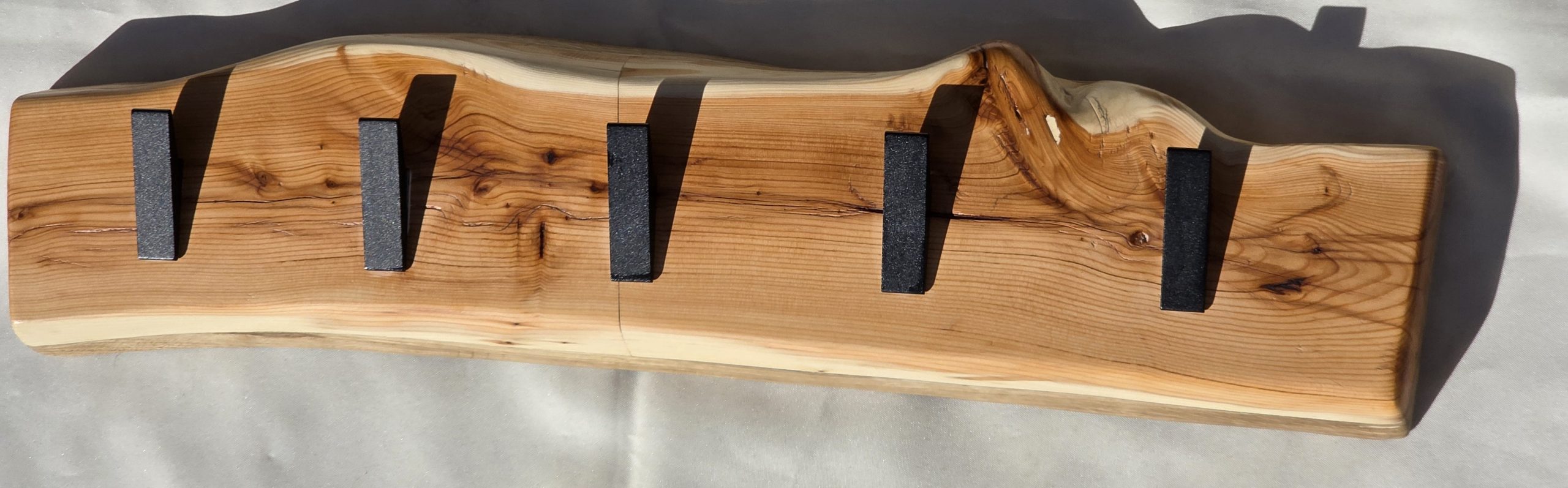 Porte-clés mural artisanal en bois d’if avec cinq crochets noirs