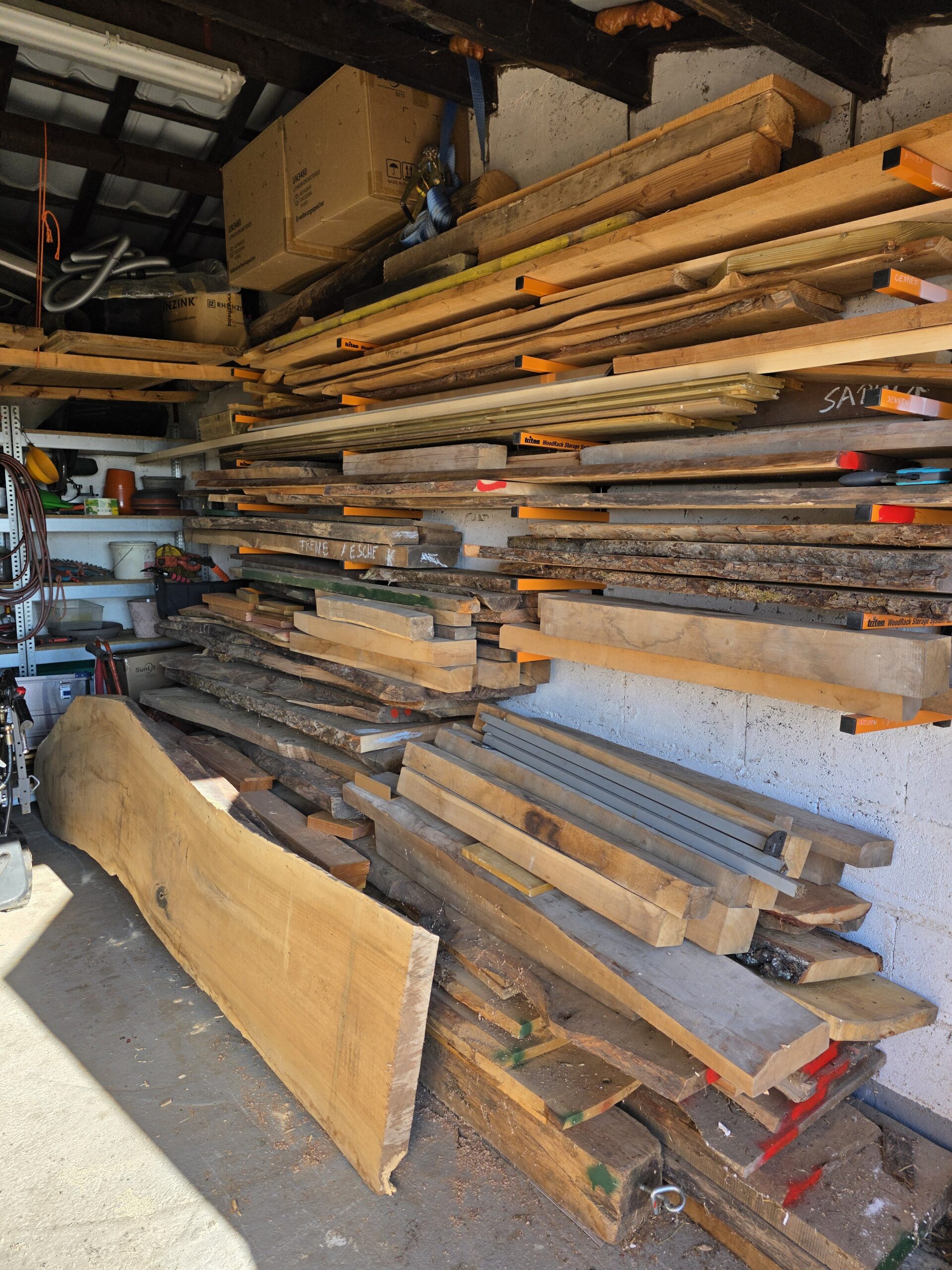 Stock de bois dans l’atelier Les Bois de Pascal