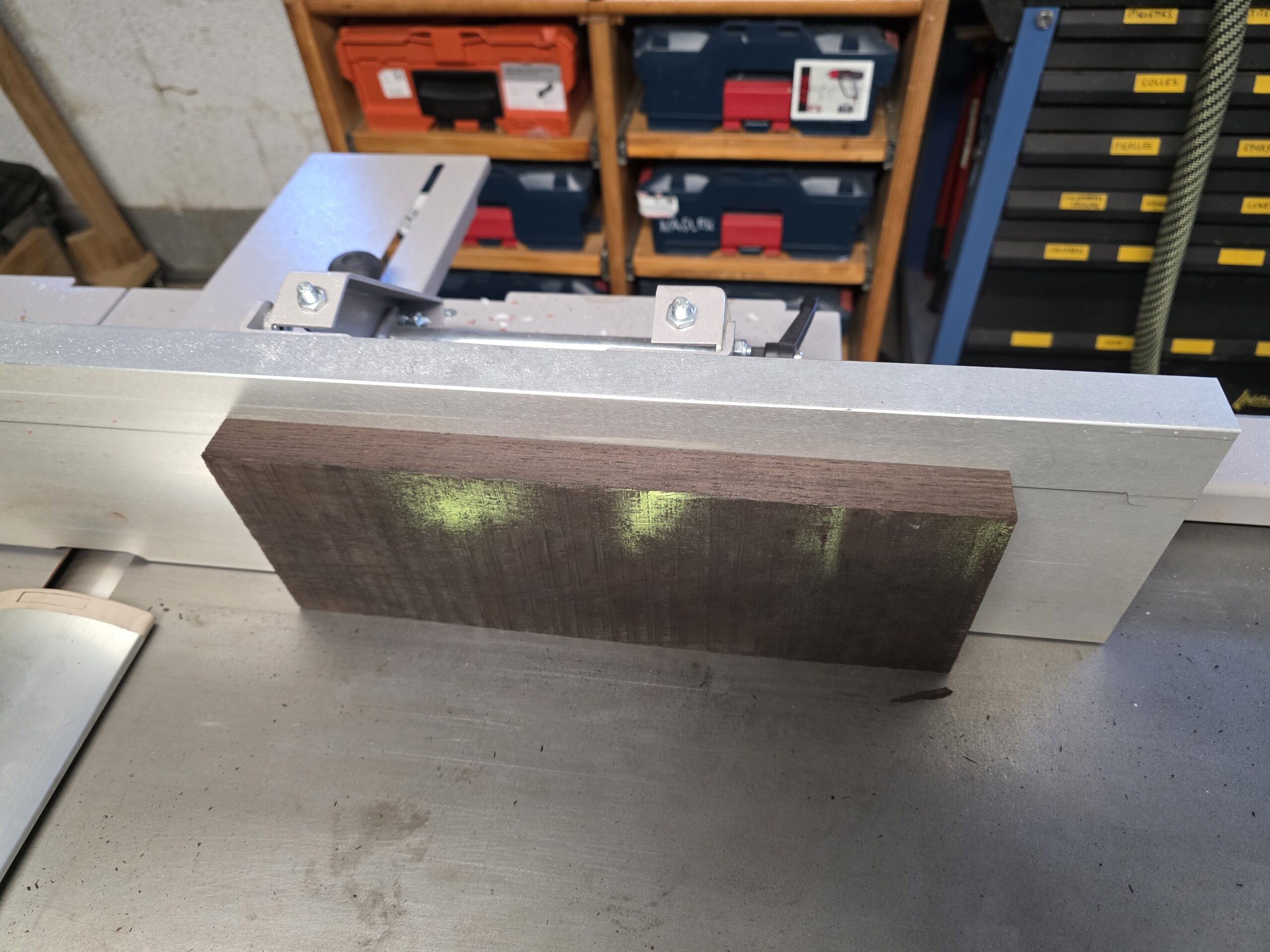 Mise au format d’une pièce de bois sombre pour un étui de basson