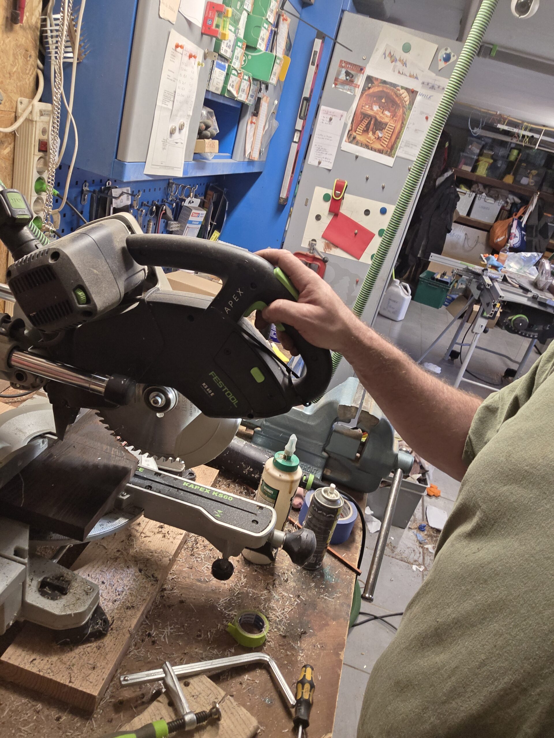 Découpe des pièces d’ébène et de wengé dans l’atelier