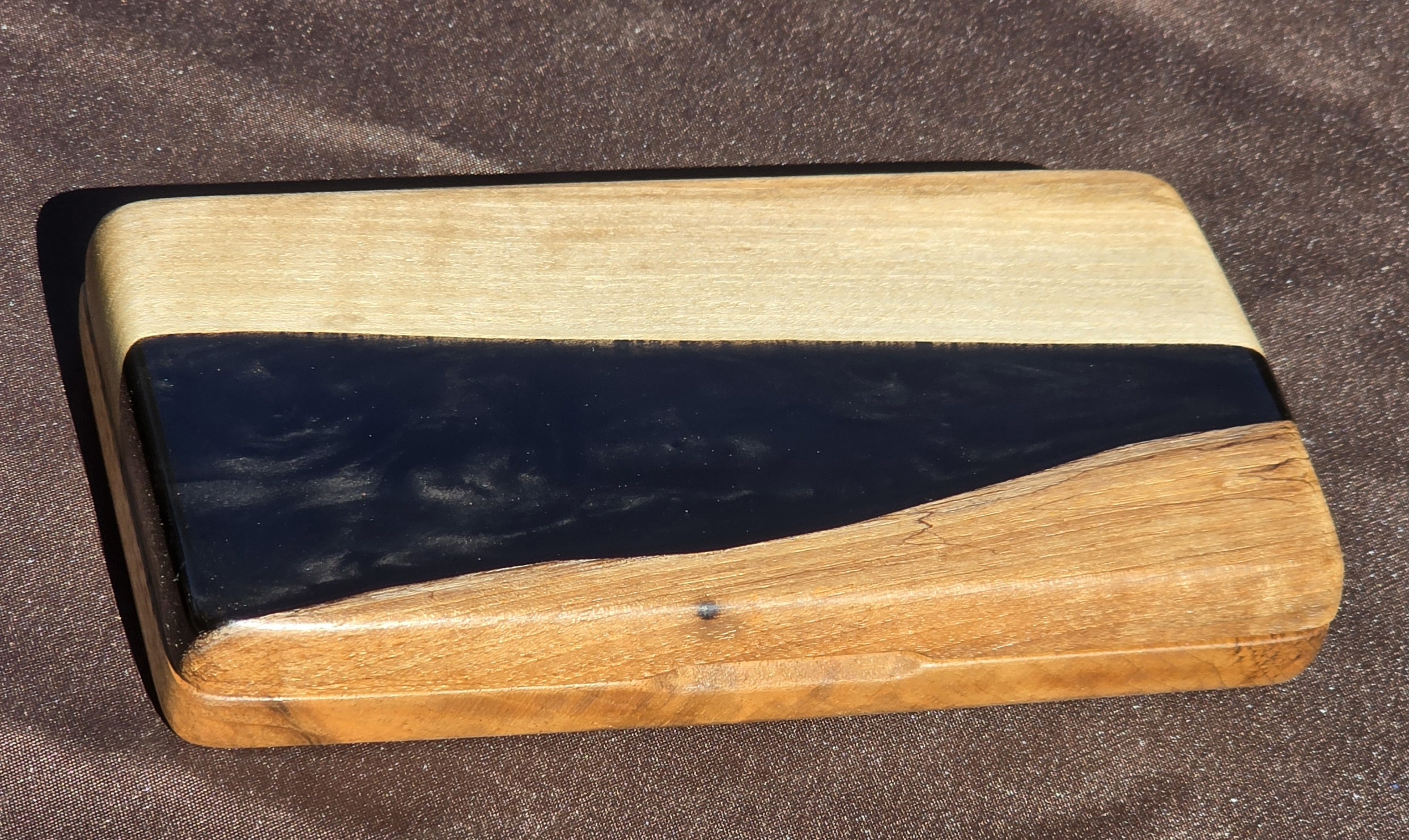 Étui en noyer et résine noire