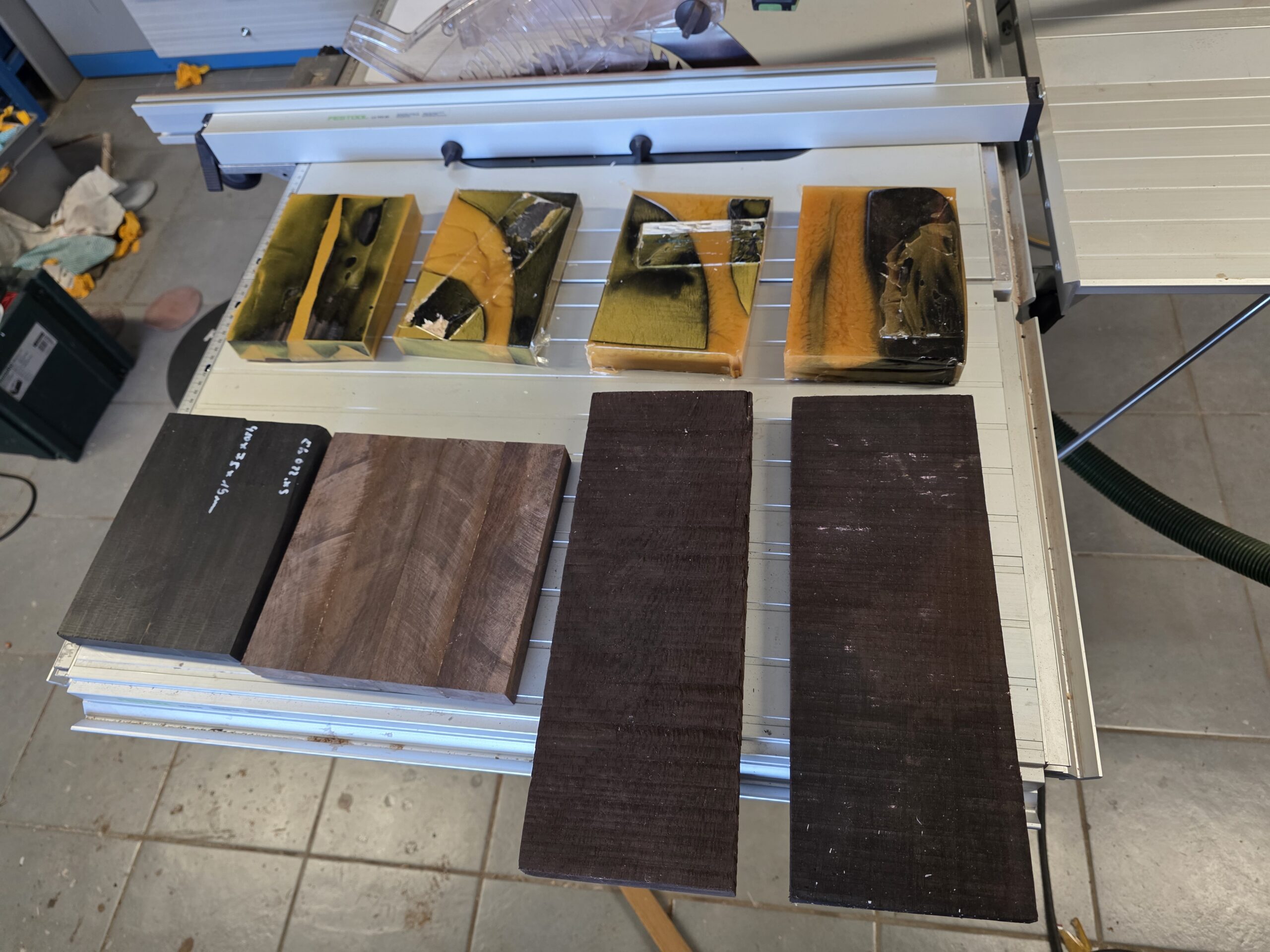Pièces de bois et résine après démoulage