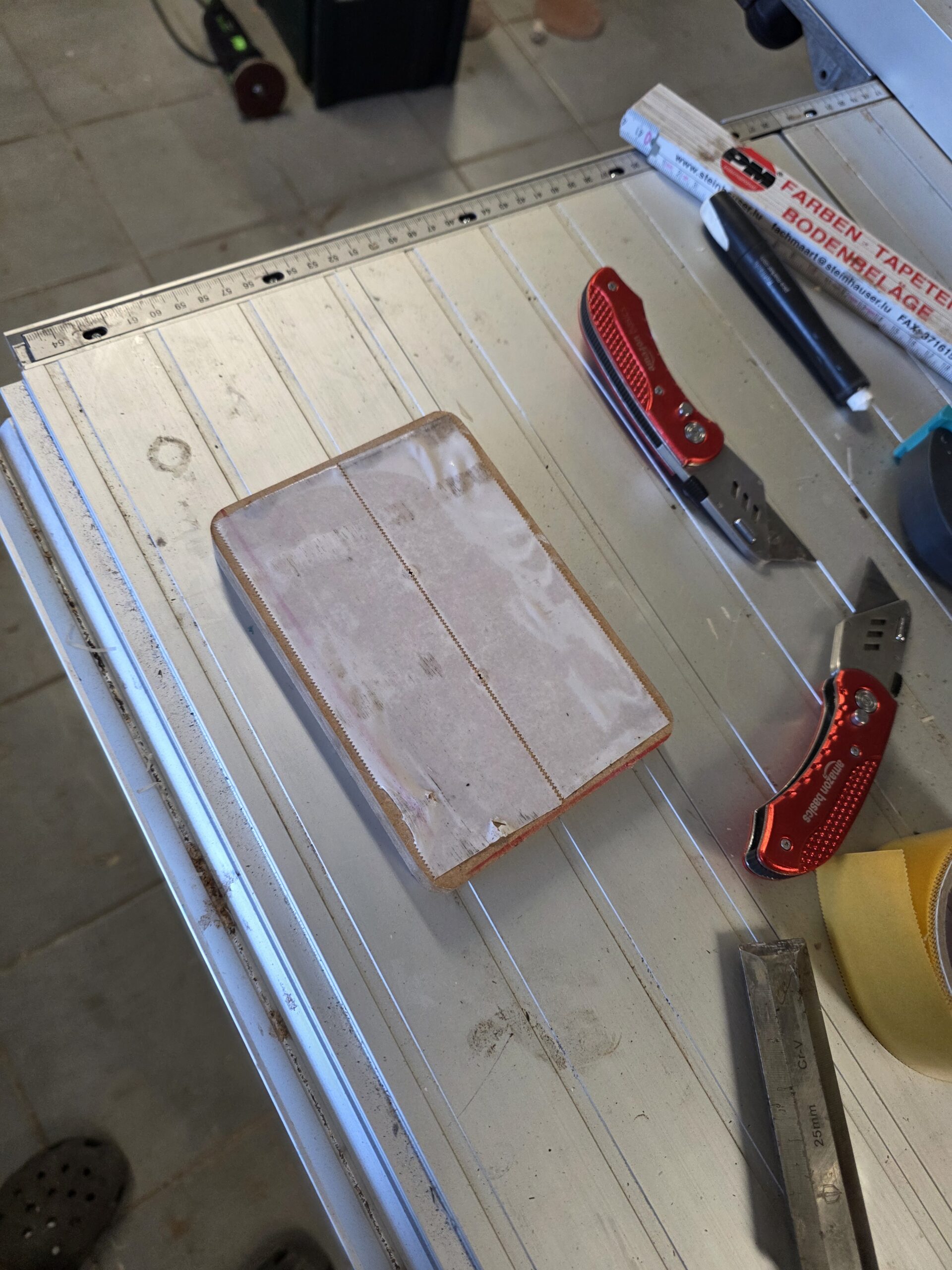 Copie du gabarit sur le bois à la table de fraisage