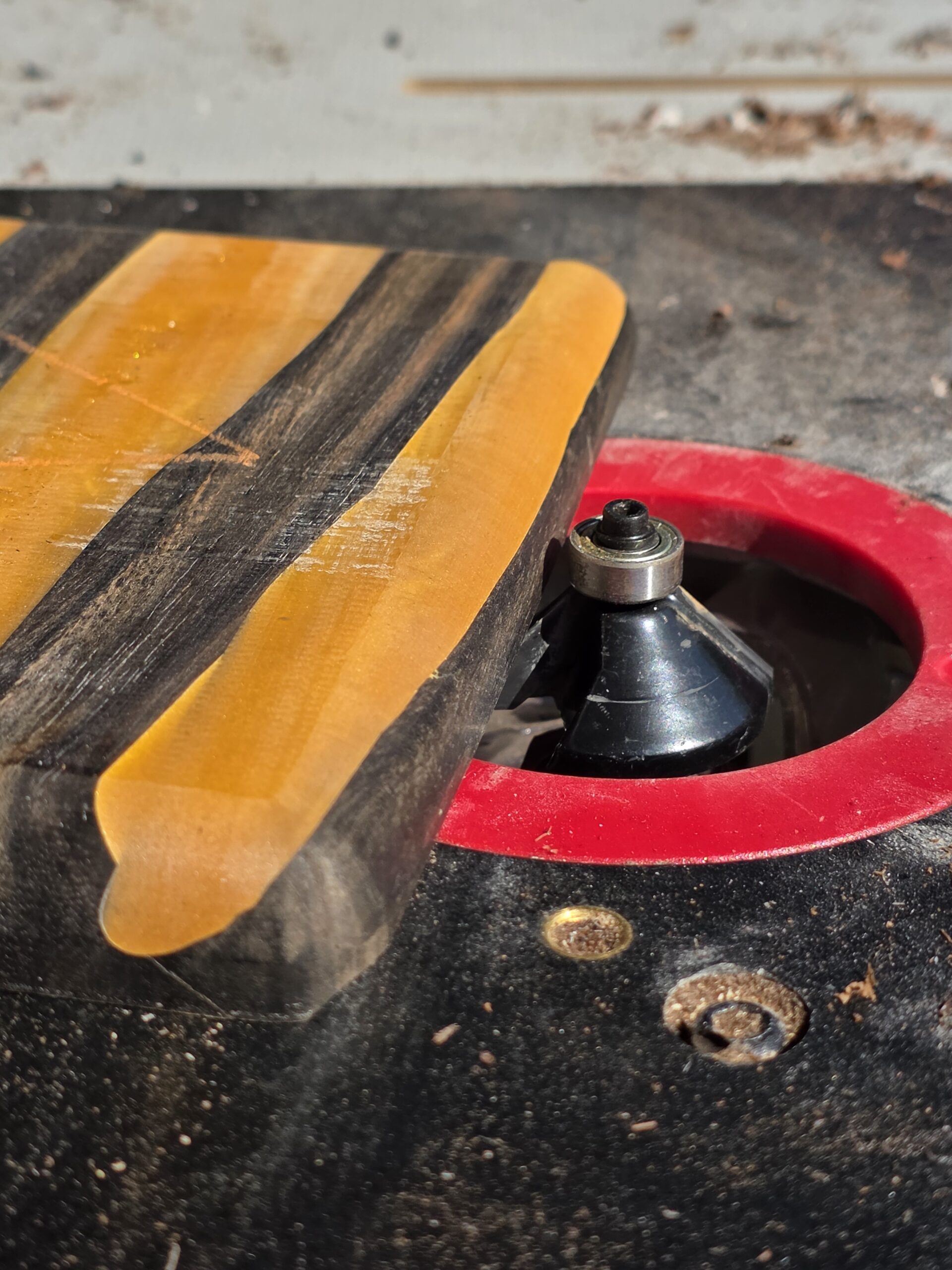 Angle réalisé pour permettre le fonctionnement des charnières