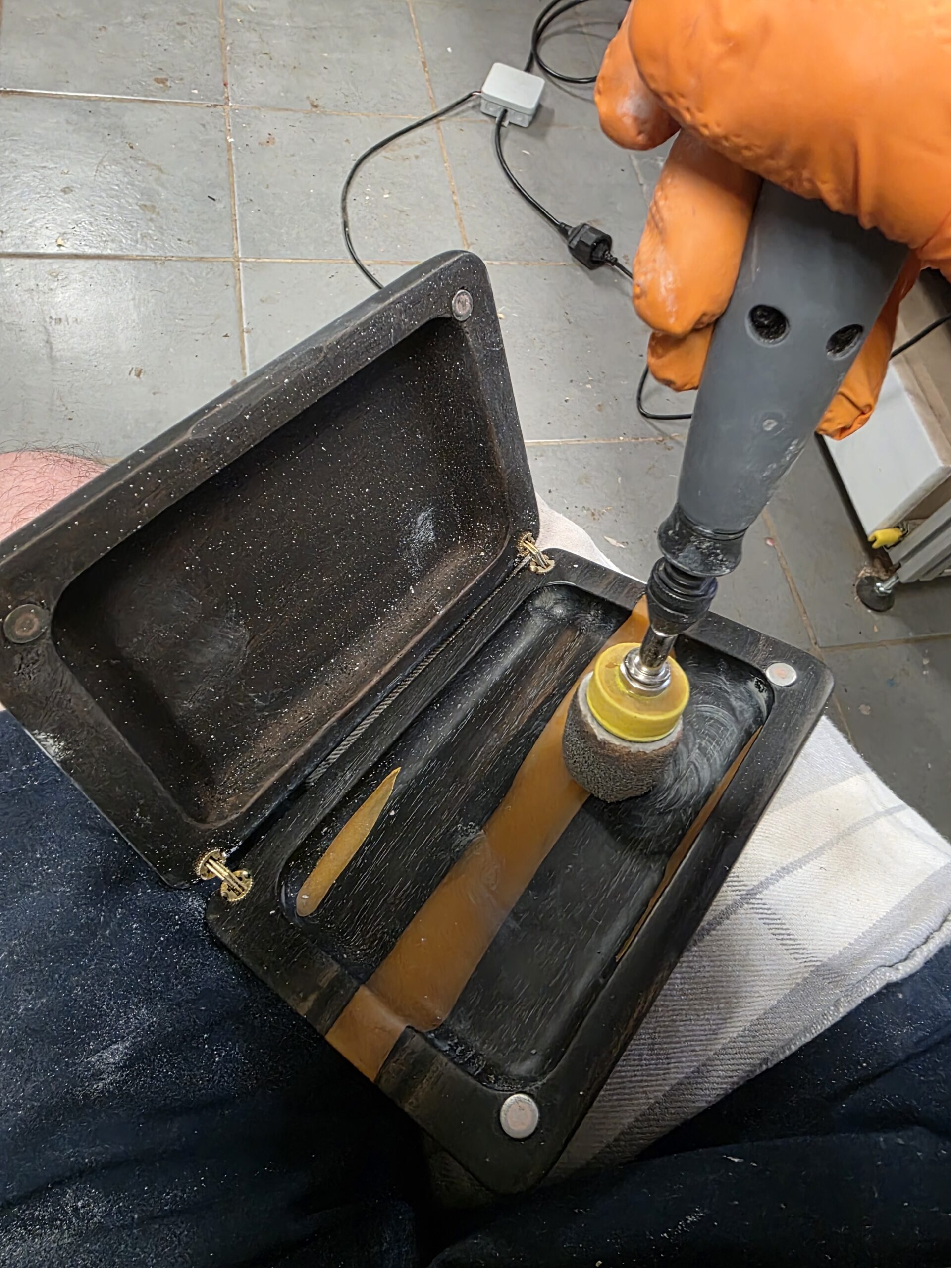 Avec un Dremel, une petite mousse et un produit de polissage, l’intérieur de l’étui est poli. C’est le seul moyen d’atteindre l’intérieur de la boîte.