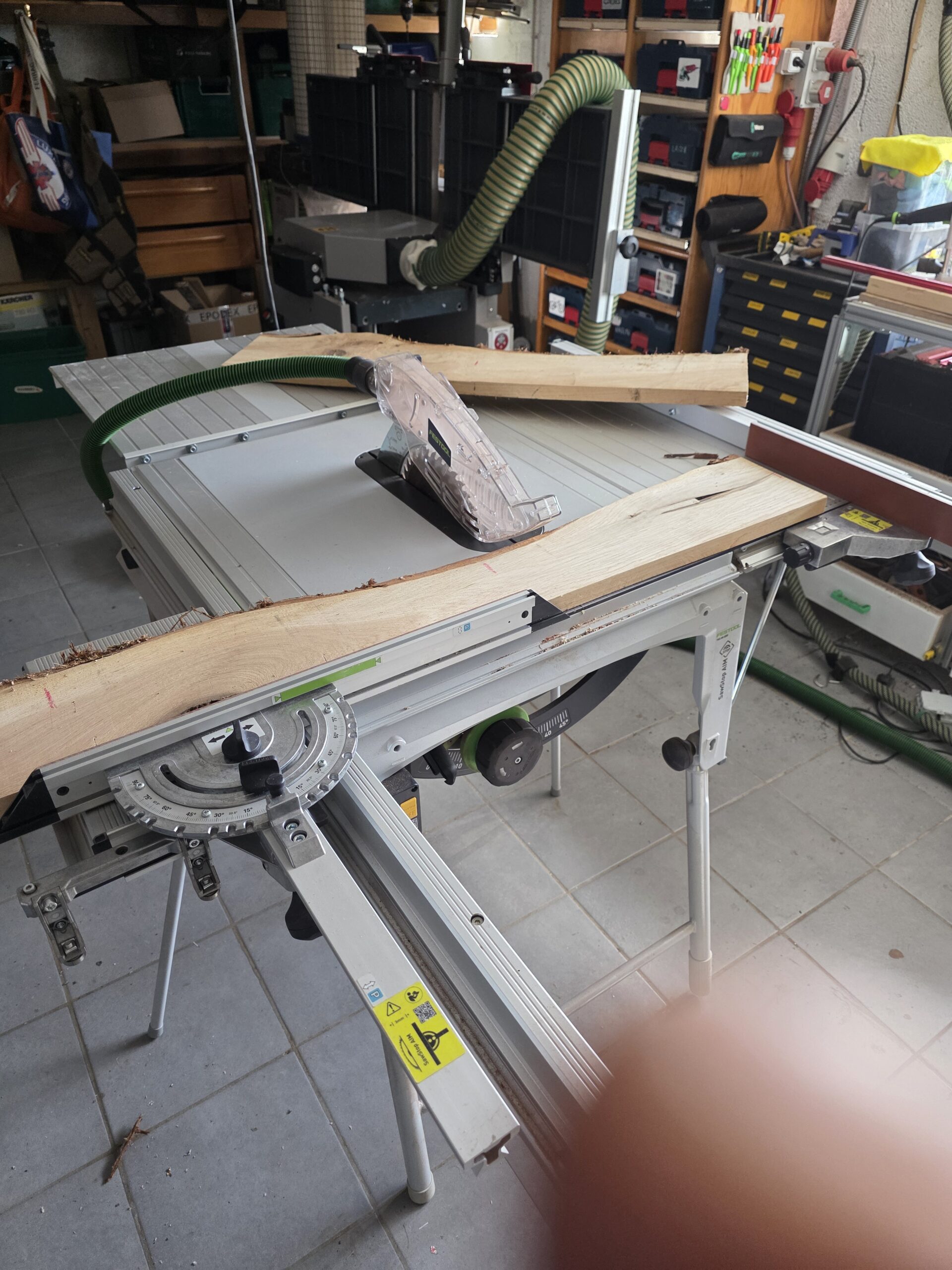 Première étape de la fabrication d’un présentoir en chêne