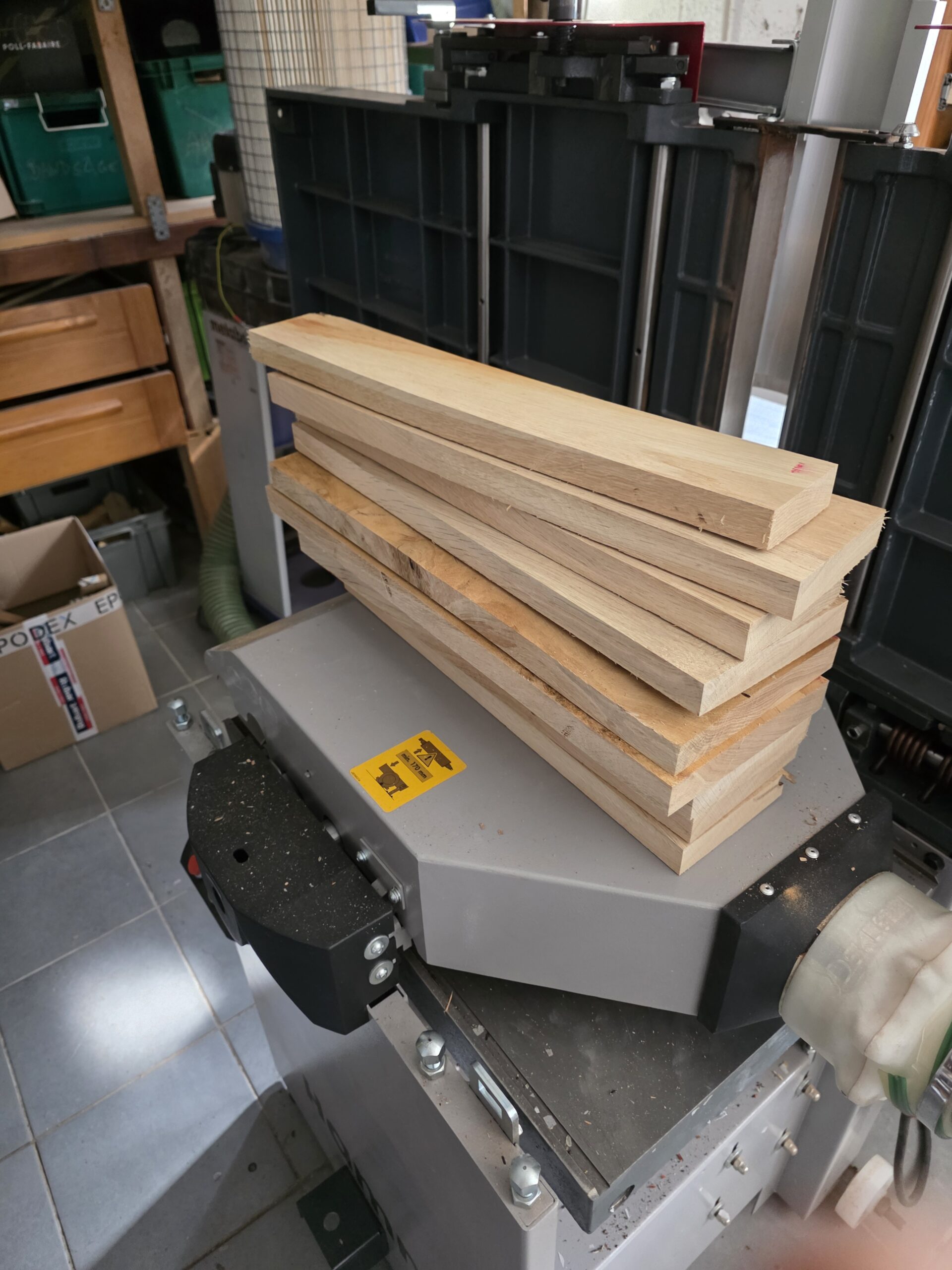 Préparation des planches de chêne pour le futur présentoir
