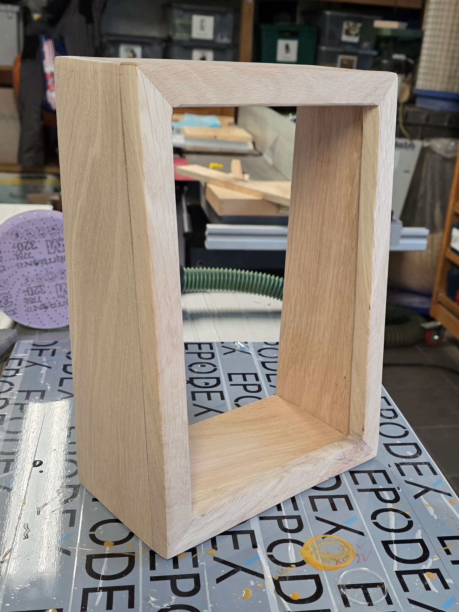 Structure du présentoir vitré en chêne pendant sa fabrication