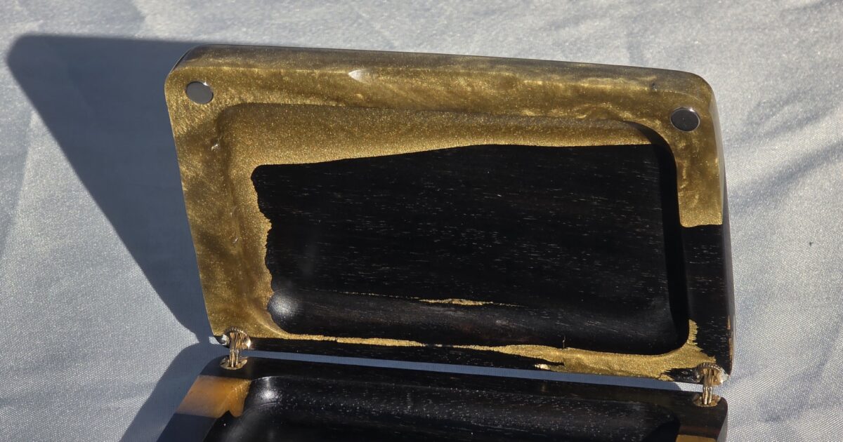 Étui pour anches de basson en ébène et résine époxy dorée