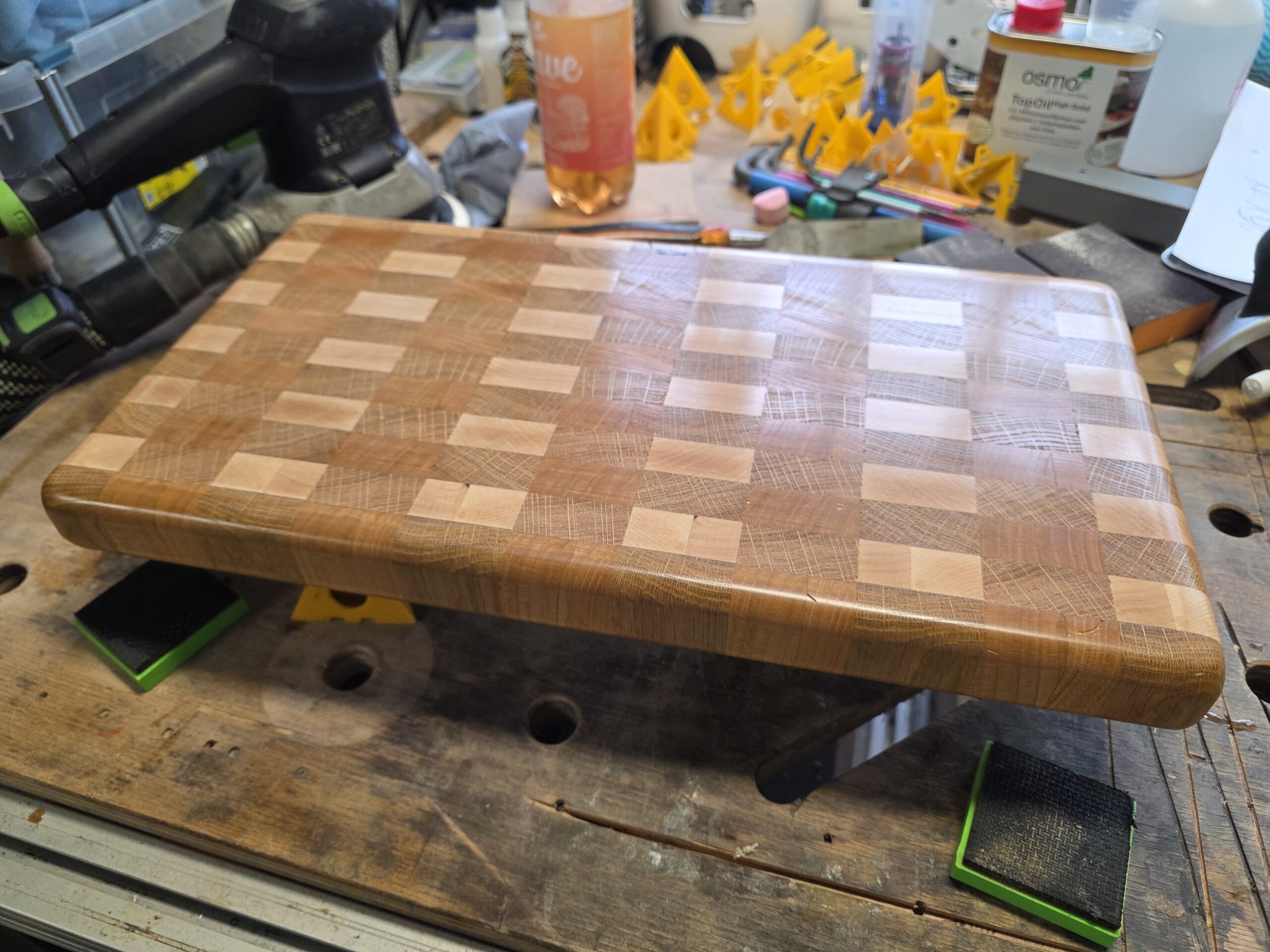 Planche à carrés - le bois de tête absorbe énormément d'huile - je vais devoir faire et 2e et éventuellement un 3e passage.