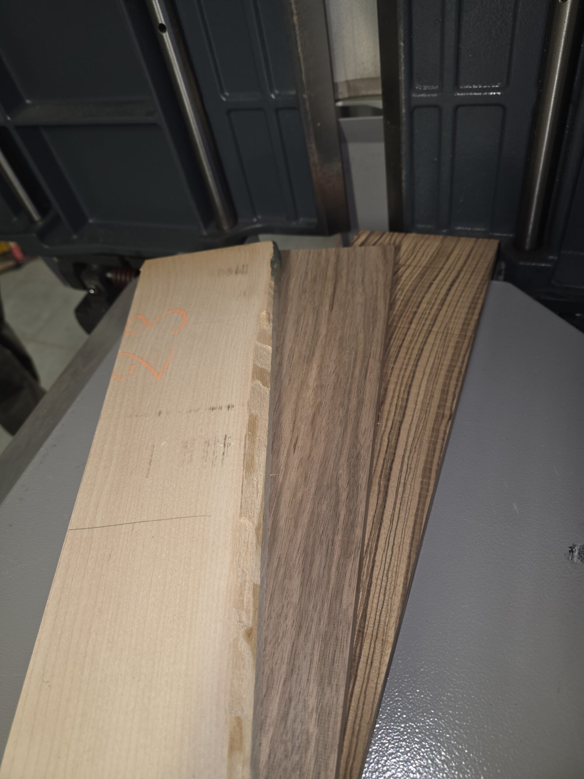 Les essences de bois utilisées pour la planche : zébrano, noyer et érable dur